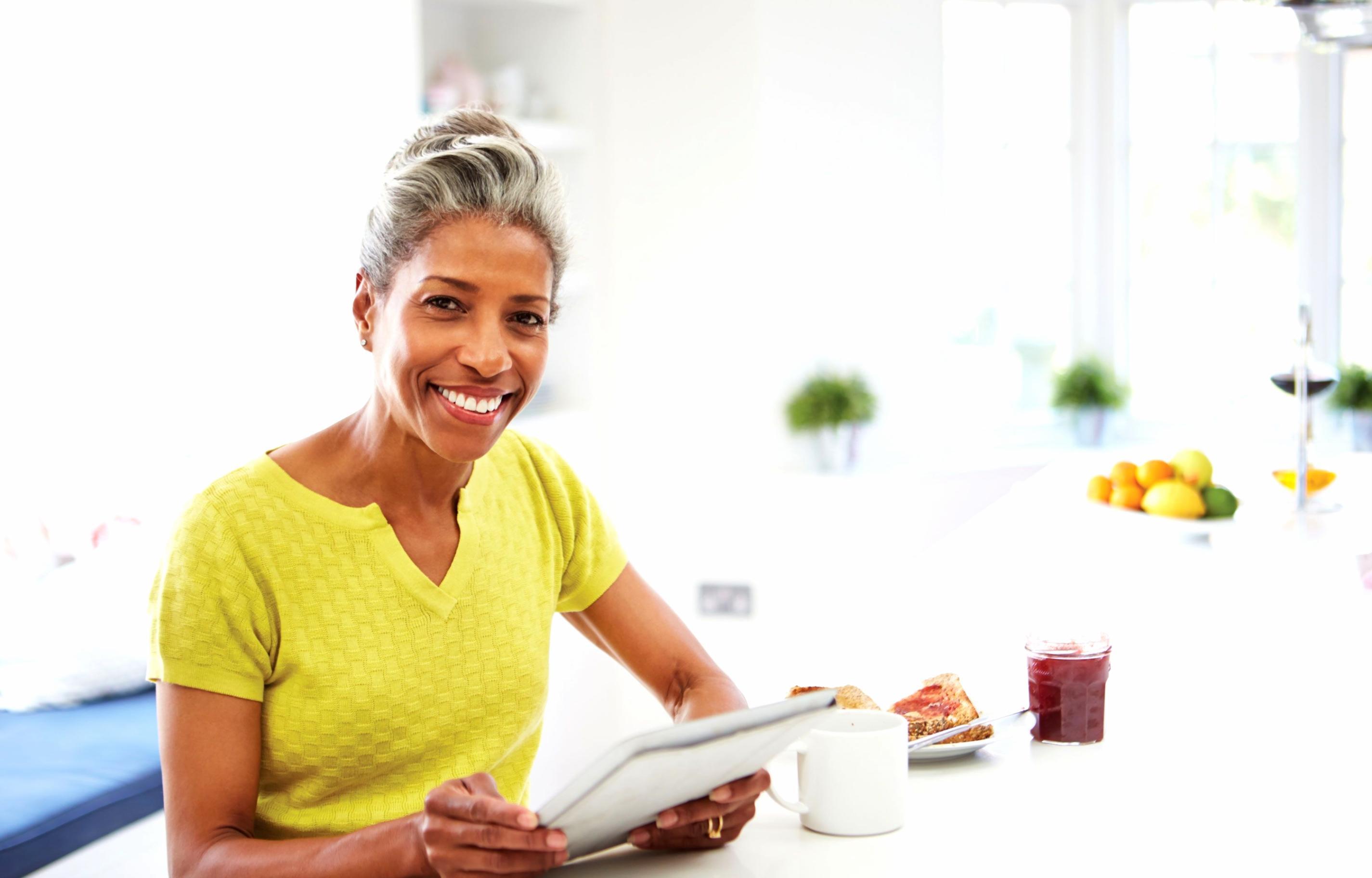 Ambiente di lavoro organizzato con strumenti per la pianificazione e il raggiungimento obiettivi