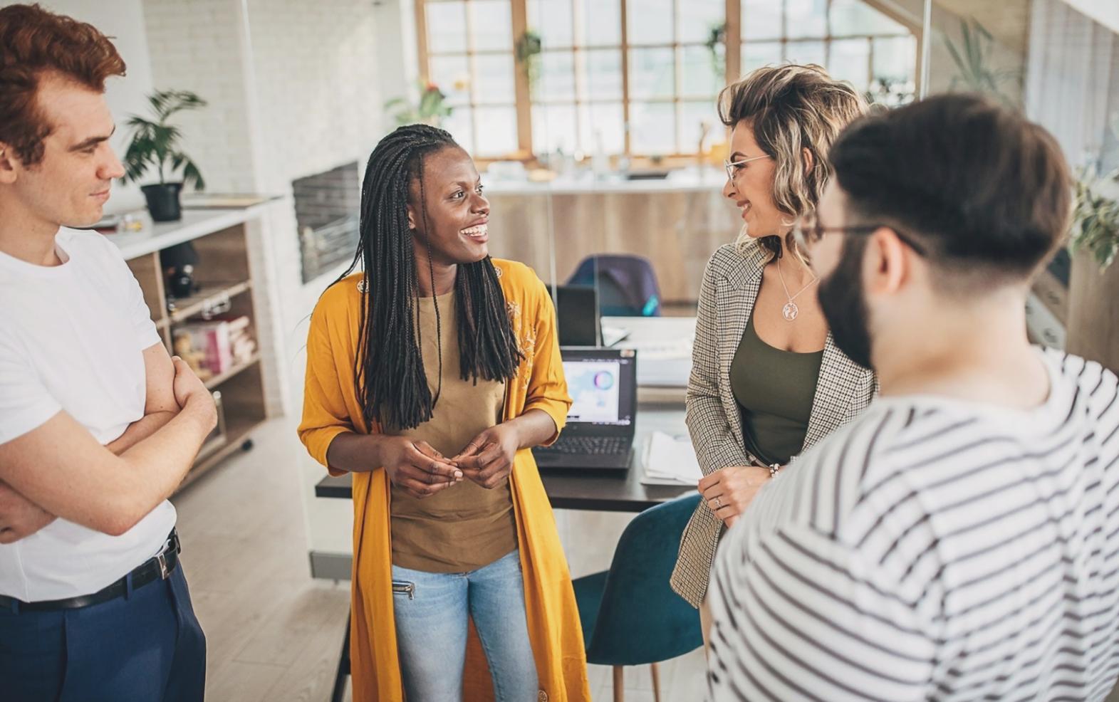 Persona che lavora su un piano strategico con materiali di pianificazione